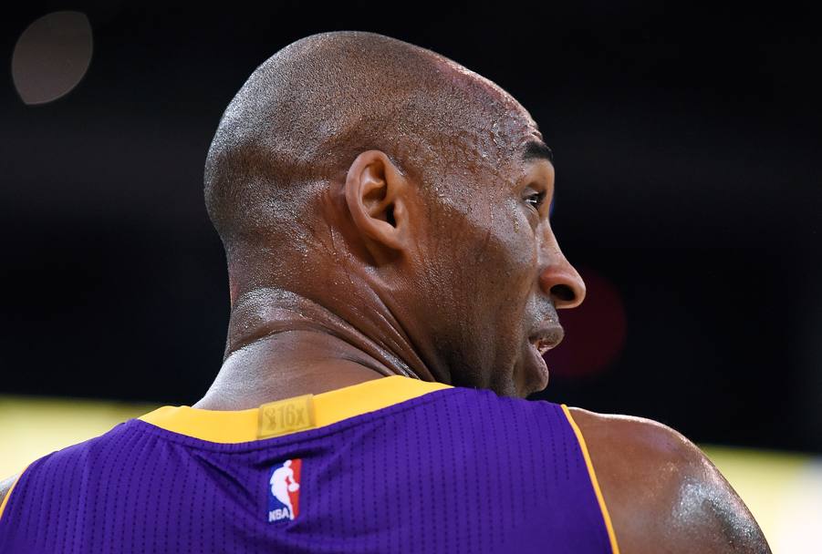 Il fuoriclasse Kobe Bryant, LA Lakers, durante la gara persa contro i Golden State Warriors (Afp)